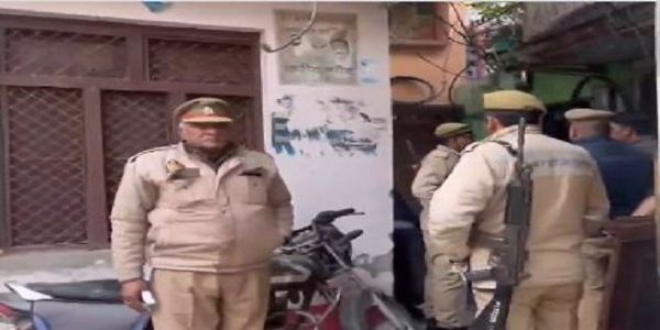 एनआईए के छापेमारी के दौरान सुरक्षा में लगी पुलिस