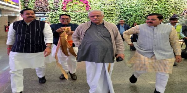 एयरपोर्ट पर भाजपा नेताओं के साथ बीएल संतोष एयरपोर्ट पर भाजपा नेताओं के साथ बीएल संतोष