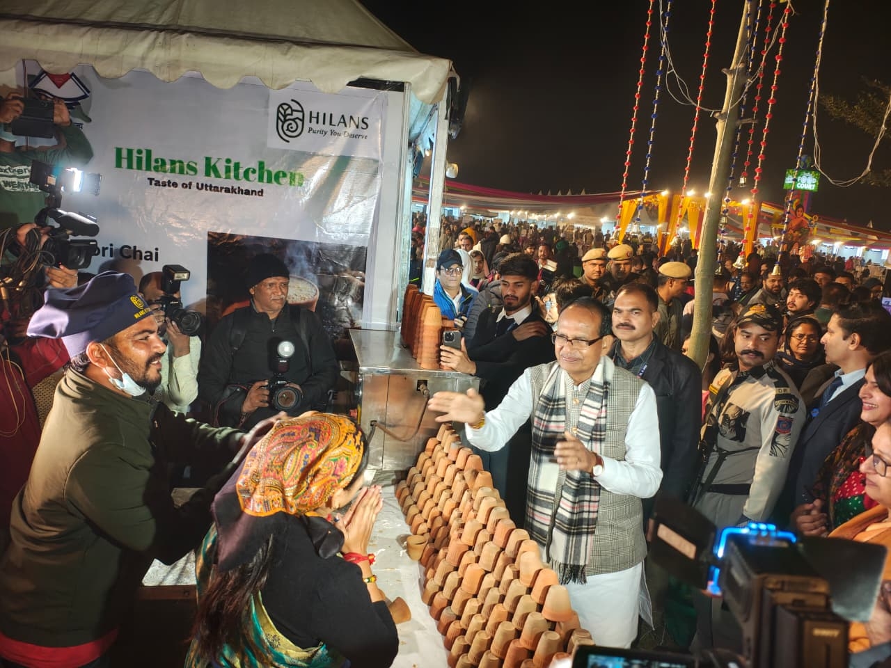 फूड फेस्टिवल का अवलोकन करते हुए शिवराज सिंह चौहान