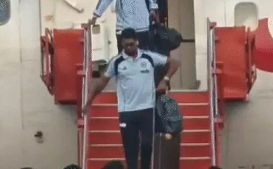 चार्टर्ड फ्लाइट से उतरते क्रिकेट खिलाड़ी