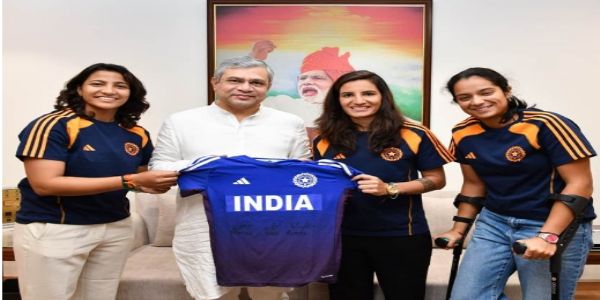 केंद्रीय रेल, अश्विनी वैष्णव के साथ प्रतीका, स्नेह राणा और रेणुका केंद्रीय रेल, अश्विनी वैष्णव के साथ प्रतीका, स्नेह राणा और रेणुका