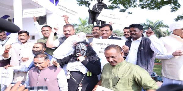 विधानसभा के शीतकालीन सत्र के पहले दिन कांग्रेस का प्रदर्शन, छिंदवाड़ा कफ सिरप कांड को लेकर सरकार को घेरा