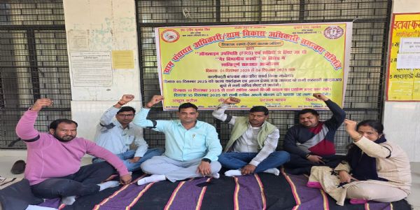 औरैया के सातों ब्लॉकों में ग्राम पंचायत सचिवों का सत्याग्रह शुरू