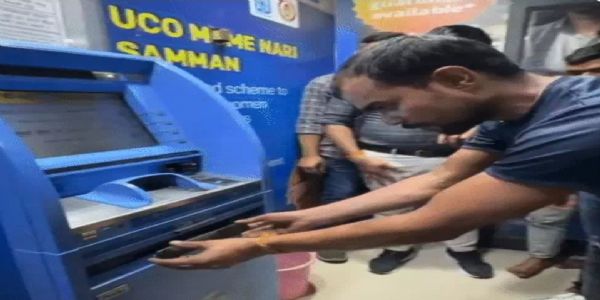 एटीएम से पैसा चोरी करने का नया तरीका : कैश स्लॉट में गम पट्टी लगाकर ग्राहकों को बनाते थे शिकार