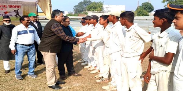 खिलाड़ियों से मिलते डॉ सुशील सिन्हा