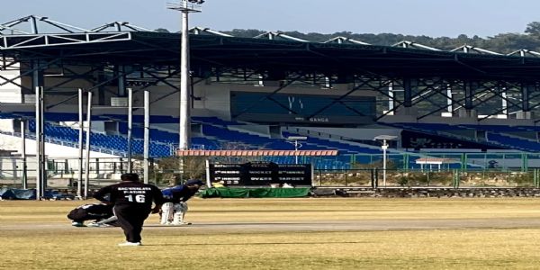 बल्लेबाजी करते ईगल्स के खिलाड़ी सुशील