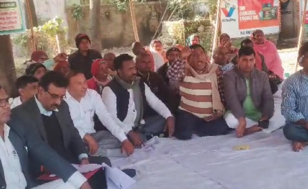 धरना पर बैठे कार्यकर्ता धरना पर बैठे कार्यकर्ता