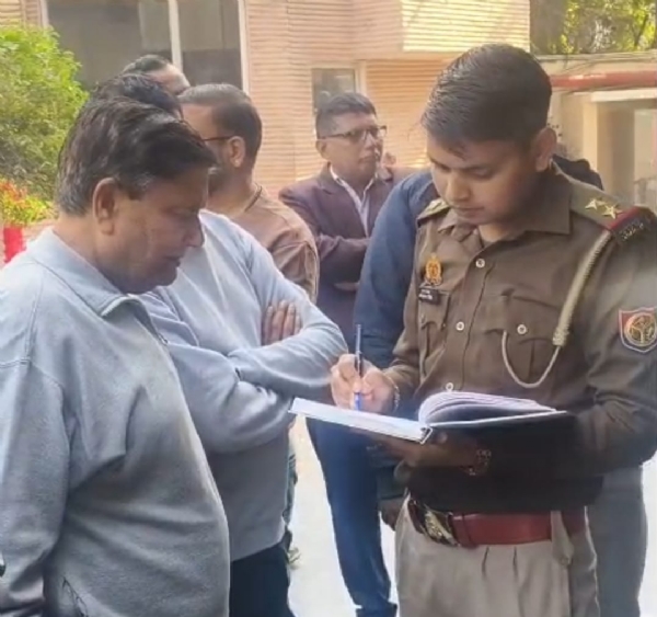 परिजनों से जानकारी लेती पुलिस