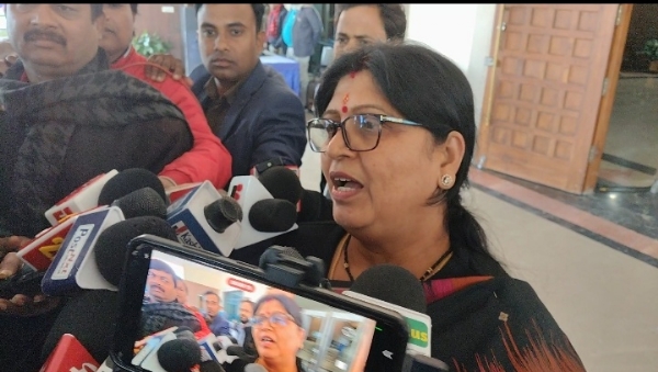 सदन परिसर में बोलती हुई विधायक नीरा यादव की फोटो सदन परिसर में बोलती हुई विधायक नीरा यादव की फोटो