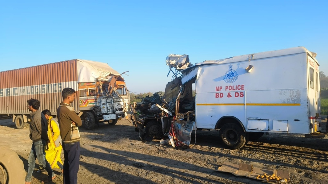 सागर-मालथौन मार्ग पर भीषण हादसा सागर-मालथौन मार्ग पर भीषण हादसा