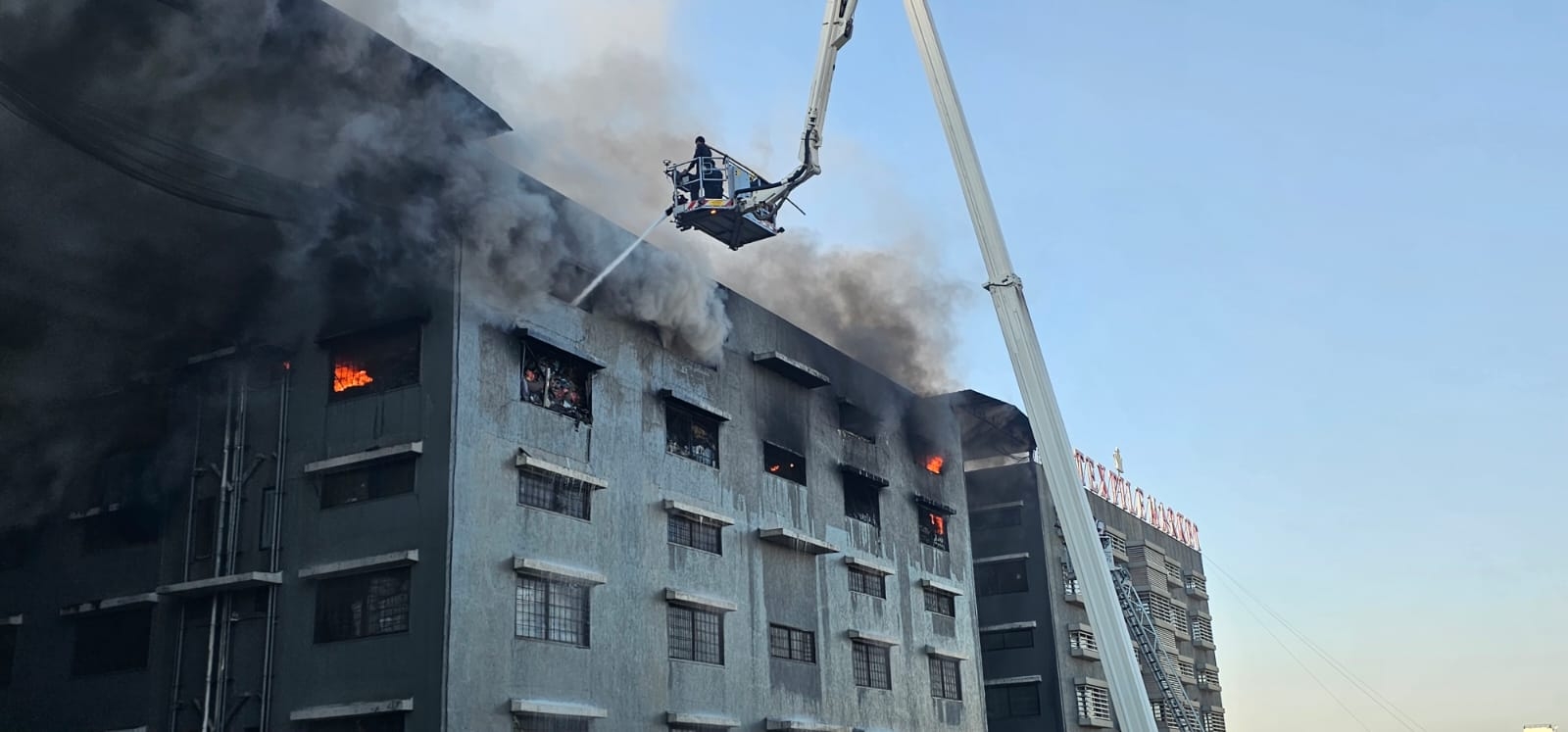 सूरत की राज टेक्सटाइल मार्केट में आग सूरत की राज टेक्सटाइल मार्केट में आग