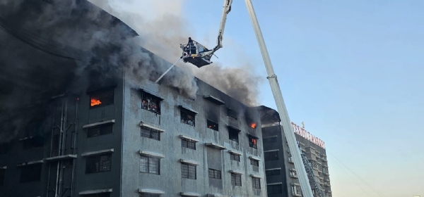 सूरत की राज टेक्सटाइल मार्केट में आग सूरत की राज टेक्सटाइल मार्केट में आग