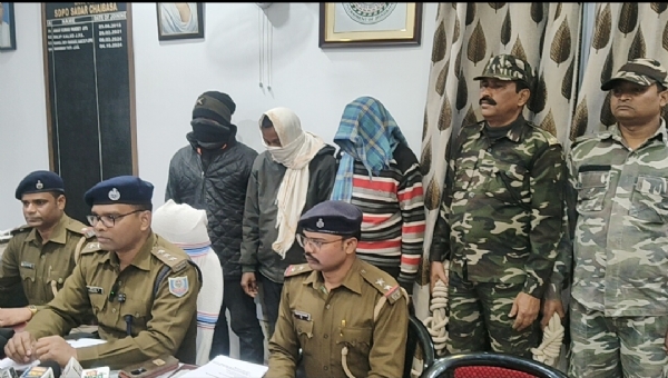 गिरफ्तार आरोपी और बरामद शराब गिरफ्तार आरोपी और बरामद शराब