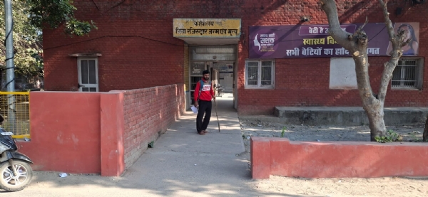 दिव्यांग जांच शिविर न लगने से परेशान दिव्यांग।