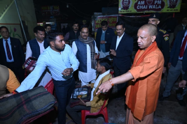 *सीएम योगी ने किया महानगर में दो रैन बसेरों का निरीक्षण, ठहरे जरुरतमंदों में वितरित किया कंबल और भोजन* *सीएम योगी ने किया महानगर में दो रैन बसेरों का निरीक्षण, ठहरे जरुरतमंदों में वितरित किया कंबल और भोजन*