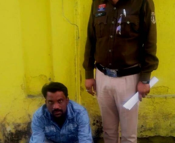 पुलिस के गिरफ्त में आरोपी पुलिस के गिरफ्त में आरोपी