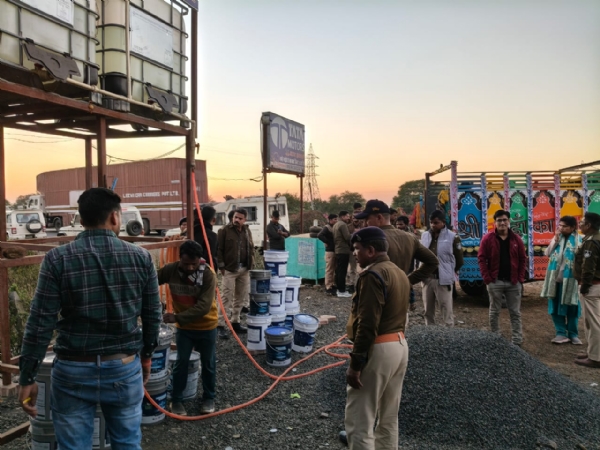 एक लाख का नकली वाहन यूरिया तरल जब्त एक लाख का नकली वाहन यूरिया तरल जब्त