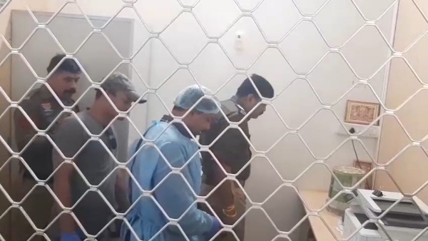 घटना स्थल पहुंचकर जांच करती हुई पुलिस टीम। घटना स्थल पहुंचकर जांच करती हुई पुलिस टीम।