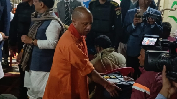 आश्रयहीनों से मिले, सुविधा का लिया जायजा — जरूरतमंदों को वितरित किए कंबल भोजन* आश्रयहीनों से मिले, सुविधा का लिया जायजा — जरूरतमंदों को वितरित किए कंबल भोजन*