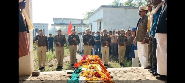 गार्ड ऑफ ऑनर देते हुए पुलिसकर्मी गार्ड ऑफ ऑनर देते हुए पुलिसकर्मी