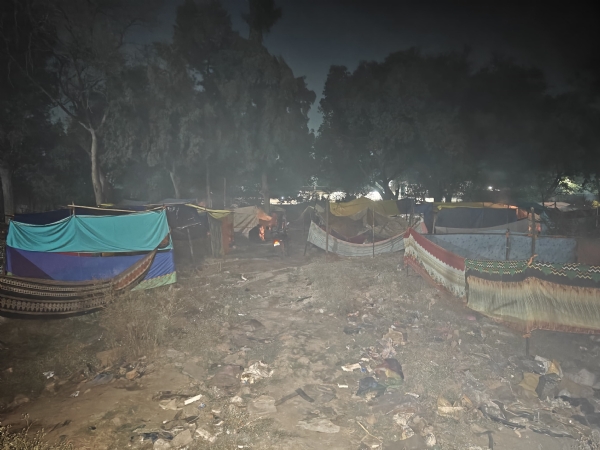 डागा धर्मशाला में खुले आसमान के नीचे परिवार रह रहे। डागा धर्मशाला में खुले आसमान के नीचे परिवार रह रहे।