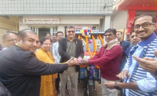 ई रिक्शा की सौंपी चाबी ई रिक्शा की सौंपी चाबी