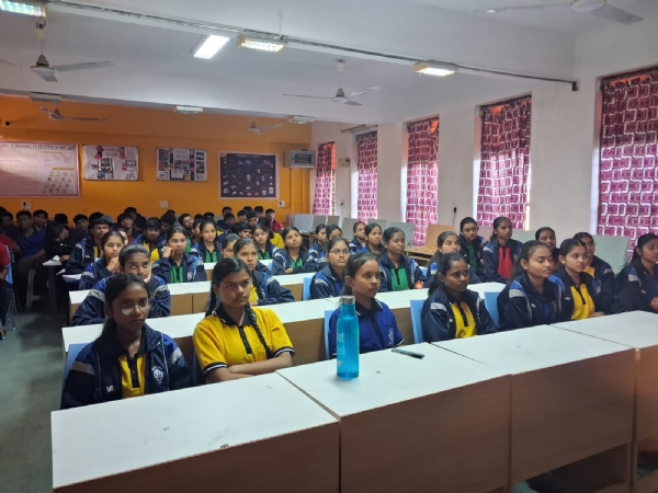 कार्यक्रम के दौरान बैठे हुए विद्यार्थी। कार्यक्रम के दौरान बैठे हुए विद्यार्थी।