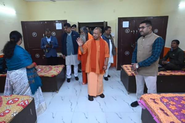 *सीएम योगी ने किया महानगर में दो रैन बसेरों का निरीक्षण, ठहरे जरुरतमंदों में वितरित किया कंबल और भोजन* *सीएम योगी ने किया महानगर में दो रैन बसेरों का निरीक्षण, ठहरे जरुरतमंदों में वितरित किया कंबल और भोजन*