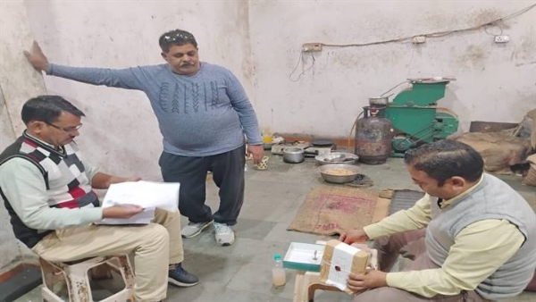 इंदौरः खातीपुरा में गंदगी के बीच बनाए जा रहे तिल एवं गजक, फैक्ट्री को कराया गया बंद इंदौरः खातीपुरा में गंदगी के बीच बनाए जा रहे तिल एवं गजक, फैक्ट्री को कराया गया बंद