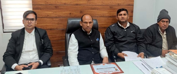 राष्ट्रपति को पत्र लिखने बारे जानकारी देते रेलूराम के परिजन, साथ हैं एडवोकेट लाल बहादुर खोवाल। राष्ट्रपति को पत्र लिखने बारे जानकारी देते रेलूराम के परिजन, साथ हैं एडवोकेट लाल बहादुर खोवाल।