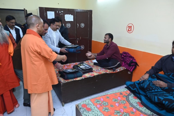 *सीएम योगी ने किया महानगर में दो रैन बसेरों का निरीक्षण, ठहरे जरुरतमंदों में वितरित किया कंबल और भोजन* *सीएम योगी ने किया महानगर में दो रैन बसेरों का निरीक्षण, ठहरे जरुरतमंदों में वितरित किया कंबल और भोजन*
