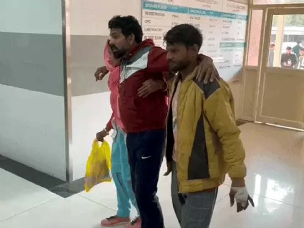 हड़ताल के कारण इधर उधर भटक रहे मरीज। हड़ताल के कारण इधर उधर भटक रहे मरीज।