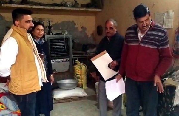 राशन डिपो पर जांच करती सीएम फ्लाइंग टीम। राशन डिपो पर जांच करती सीएम फ्लाइंग टीम।