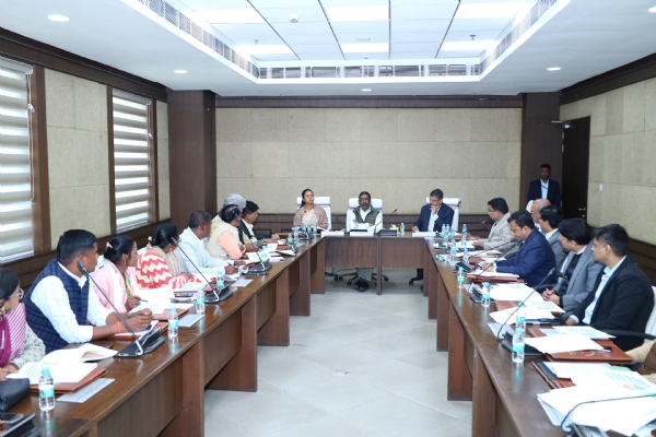 बैठक में मुख्यमंत्री सहित अन्य बैठक में मुख्यमंत्री सहित अन्य