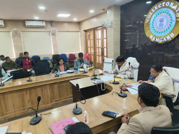 बैठक में शामिल अधिकारी बैठक में शामिल अधिकारी