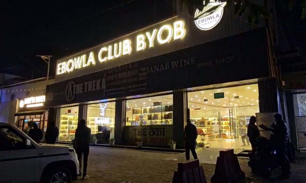 गुरुग्राम में सिग्नेचर टॉवर के पास स्थित इसी वॉइन शॉप पर आबकारी विभाग ने की छापेमारी। गुरुग्राम में सिग्नेचर टॉवर के पास स्थित इसी वॉइन शॉप पर आबकारी विभाग ने की छापेमारी।