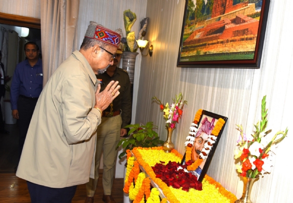 राज्यपाल रमेन डेका स्वतंत्रता सेनानी शहीद वीर नारायण सिंह की शहादत दिवस पर उन्हें नमन करते हुए
