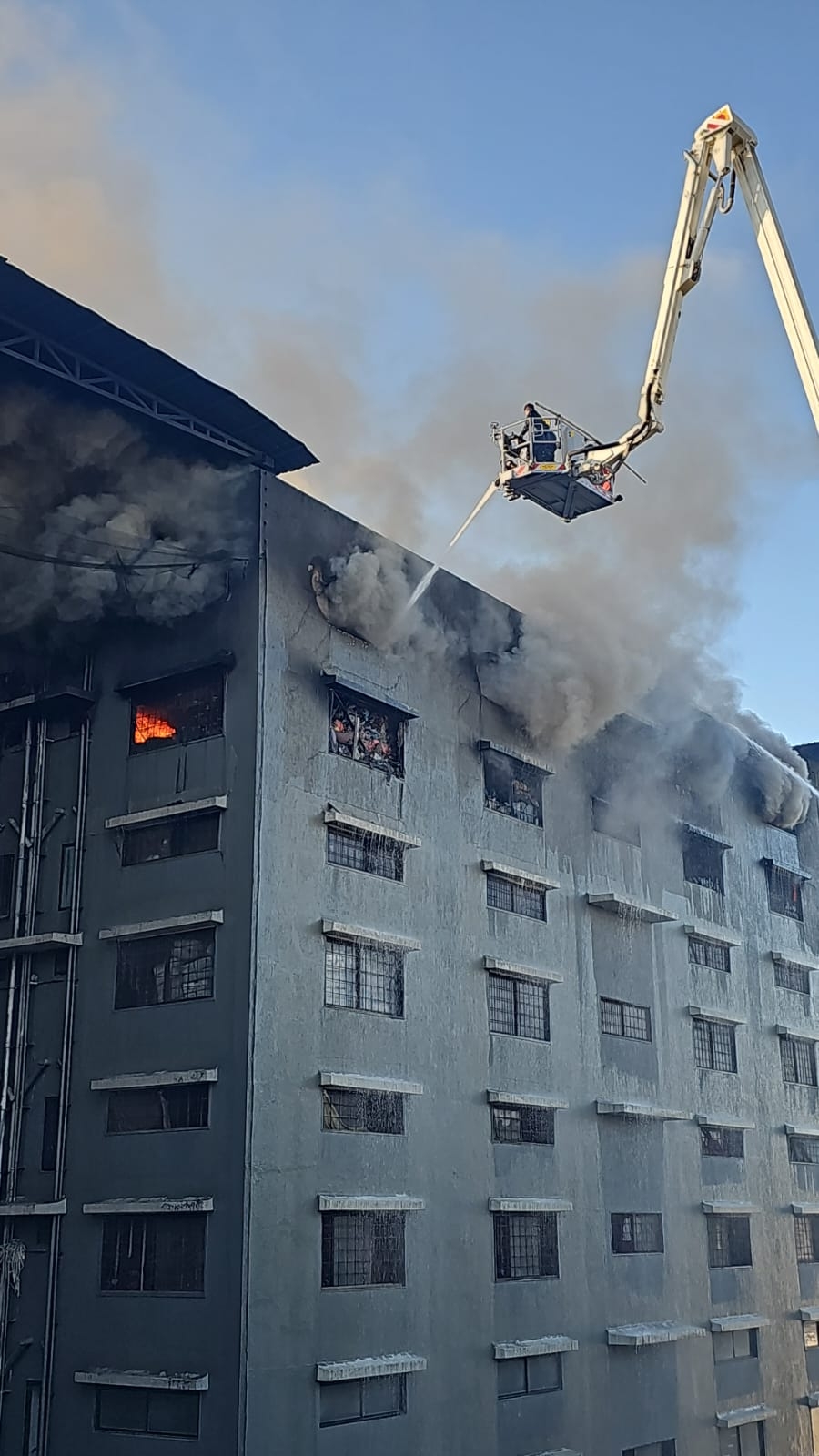 सूरत की राज टेक्सटाइल मार्केट में आग सूरत की राज टेक्सटाइल मार्केट में आग