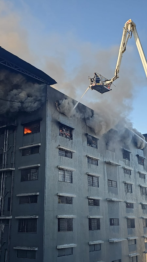 सूरत की राज टेक्सटाइल मार्केट में आग सूरत की राज टेक्सटाइल मार्केट में आग