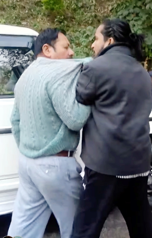 सीजेएम के चालक से कॉलर पकड़कर उलझता टैक्सी चालक।