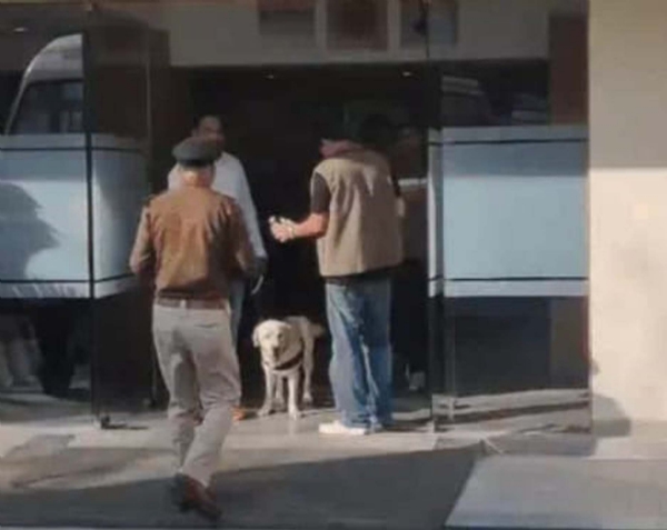 गुरुग्राम के श्रीराम स्कूल में बम की सूचना पर जांच करती टीम।