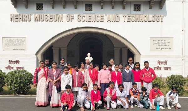 आईआईटी खड़गपुर में शैक्षणिक भ्रमण के दौरान सरस्वती शिशु मंदिर, मादपुर के विद्यार्थी। आईआईटी खड़गपुर में शैक्षणिक भ्रमण के दौरान सरस्वती शिशु मंदिर, मादपुर के विद्यार्थी।