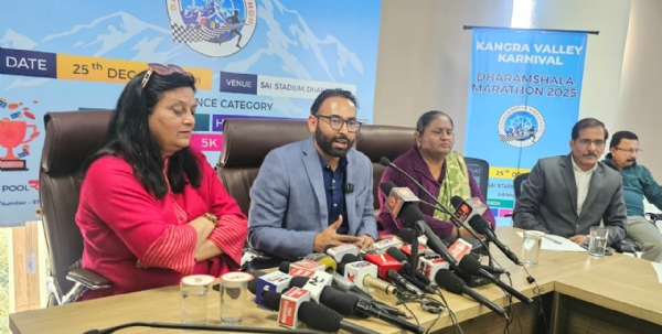 पत्रकार वार्ता को संबोधित करते हुए आयुक्त नगर निगम।