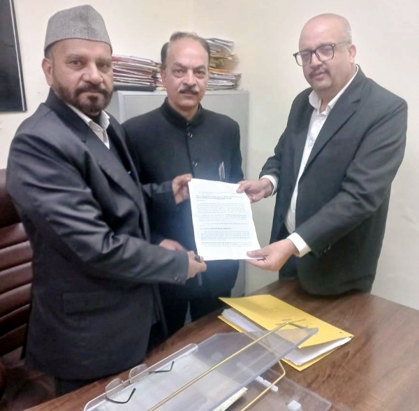 चुनाव समिति के सदस्य को ज्ञापन सोंपते अधिवक्ता नीरज साह। चुनाव समिति के सदस्य को ज्ञापन सोंपते अधिवक्ता नीरज साह।