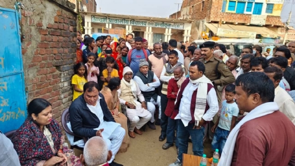 पीड़ितों से मिलिति विधायक पीड़ितों से मिलिति विधायक