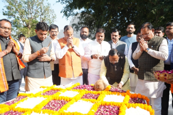 मुख्यमंत्री ने शहीद वीर नारायण सिंह को अर्पित की श्रद्धांजलि मुख्यमंत्री ने शहीद वीर नारायण सिंह को अर्पित की श्रद्धांजलि