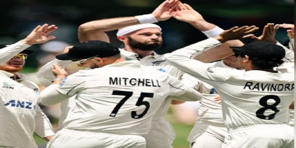 विकेट लेने की खुशी मनाते टिकनर व अन्य कीवी खिलाड़ी विकेट लेने की खुशी मनाते टिकनर व अन्य कीवी खिलाड़ी