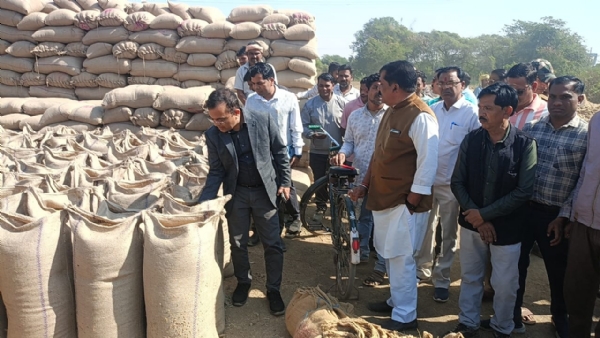 जांजगीर कलेक्टर ने धान खरीदी केंद्र सिवनी का किया निरीक्षण जांजगीर कलेक्टर ने धान खरीदी केंद्र सिवनी का किया निरीक्षण