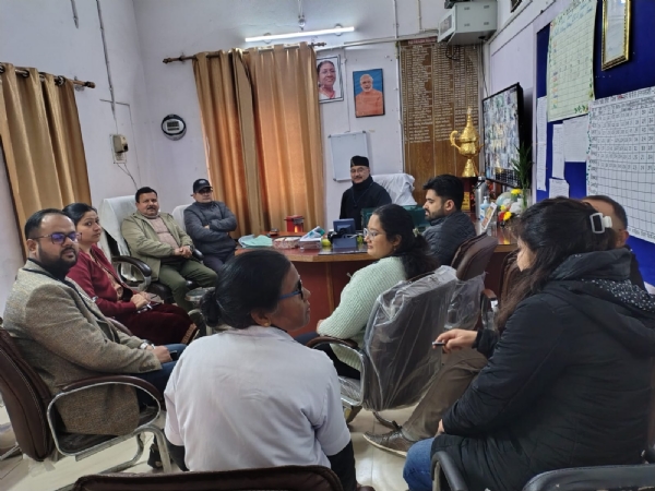 उत्तरकाशी स्वास्थ सेवाओं का निरीक्षण करते हुए निर्देशक गढ़वाल उत्तरकाशी स्वास्थ सेवाओं का निरीक्षण करते हुए निर्देशक गढ़वाल