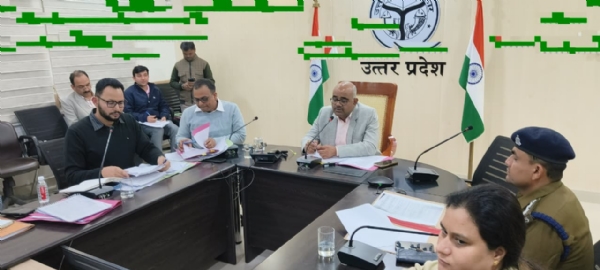 बैठक के दौरान जिलाधिकारी जितेन्द्र प्रताप सिंह व अन्य बैठक के दौरान जिलाधिकारी जितेन्द्र प्रताप सिंह व अन्य